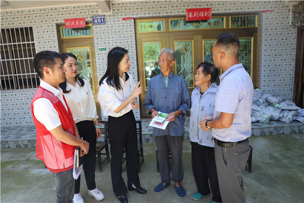 2023-8-31 貴州環交所黨支部、壩上村黨支部、貴陽產控集團金融務鏈上企業黨支部聯合開展主題黨日活動6.jpg